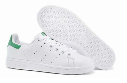 Premièrement : Les baskets adidas Stan Smith, emblématiques et intemporelles. symbolisent le style et la simplicité depuis leur lancement en 1965. 