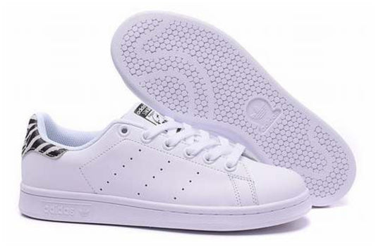 Premièrement : Les baskets adidas Stan Smith, emblématiques et intemporelles. symbolisent le style et la simplicité depuis leur lancement en 1965. 