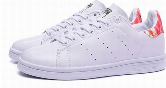 Premièrement : Les baskets adidas Stan Smith, emblématiques et intemporelles. symbolisent le style et la simplicité depuis leur lancement en 1965. 