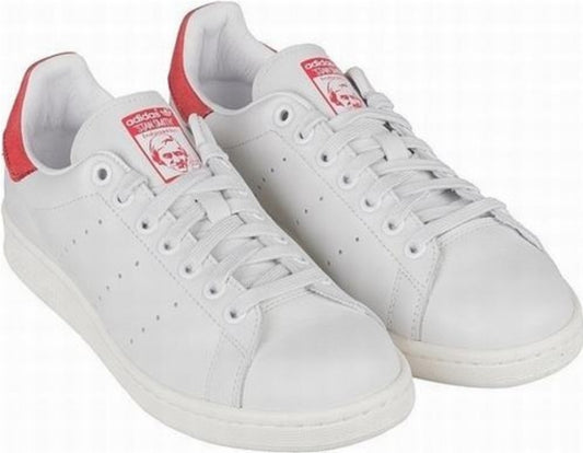 Premièrement : Les baskets adidas Stan Smith, emblématiques et intemporelles. symbolisent le style et la simplicité depuis leur lancement en 1965. 