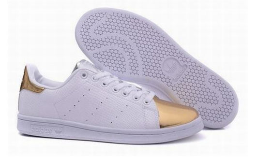 Premièrement : Les baskets adidas Stan Smith, emblématiques et intemporelles. symbolisent le style et la simplicité depuis leur lancement en 1965. 