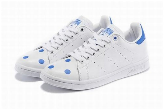 Premièrement : Les baskets adidas Stan Smith, emblématiques et intemporelles. symbolisent le style et la simplicité depuis leur lancement en 1965. 