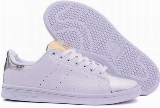Premièrement : Les baskets adidas Stan Smith, emblématiques et intemporelles. symbolisent le style et la simplicité depuis leur lancement en 1965. Portant le nom du joueur de tennis Stan Smith.

