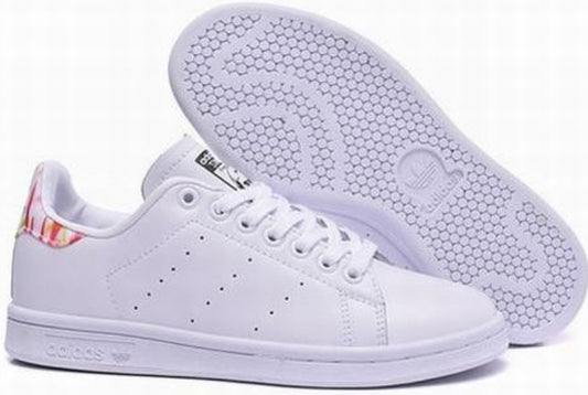 Premièrement : Les baskets adidas Stan Smith, emblématiques et intemporelles. symbolisent le style et la simplicité depuis leur lancement en 1965. Portant le nom du joueur de tennis Stan Smith.

