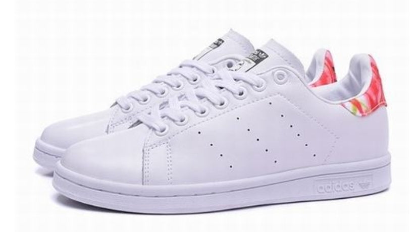 Premièrement : Les baskets adidas Stan Smith, emblématiques et intemporelles. symbolisent le style et la simplicité depuis leur lancement en 1965. Portant le nom du joueur de tennis Stan Smith.

