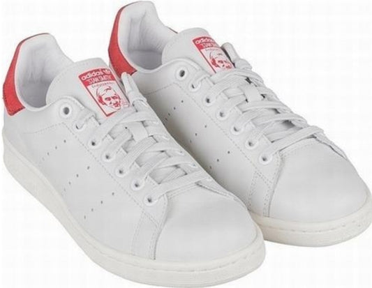 Premièrement : Les baskets adidas Stan Smith, emblématiques et intemporelles. symbolisent le style et la simplicité depuis leur lancement en 1965. Portant le nom du joueur de tennis Stan Smith.

