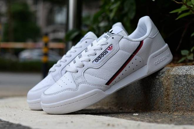 Les baskets Adidas Continental allient performance  et style intemporel.

Leur silhouette élégante.pas cher.le moins cher.