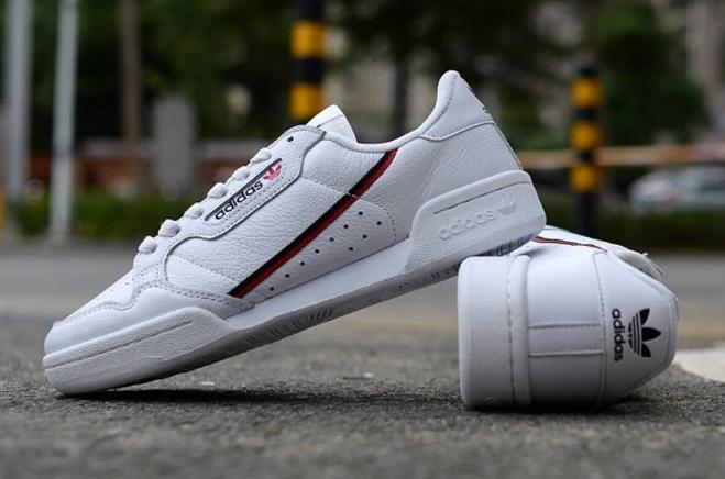 Les baskets Adidas Continental allient performance  et style intemporel.

Leur silhouette élégante.pas cher.le moins cher.