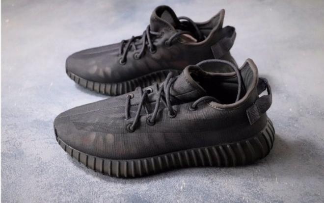 Les  Adidas Yeezy 350 Boost V2 Mono Mist Femme ,  entre Adidas et Kanye West, sont emblématiques pour leur design innovant et leur confort inégalé.