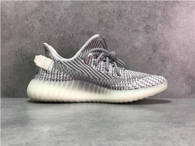 Les  Adidas Yeezy 350 Boost V2 Mono Mist Femme ,  entre Adidas et Kanye West, sont emblématiques pour leur design innovant et leur confort inégalé.