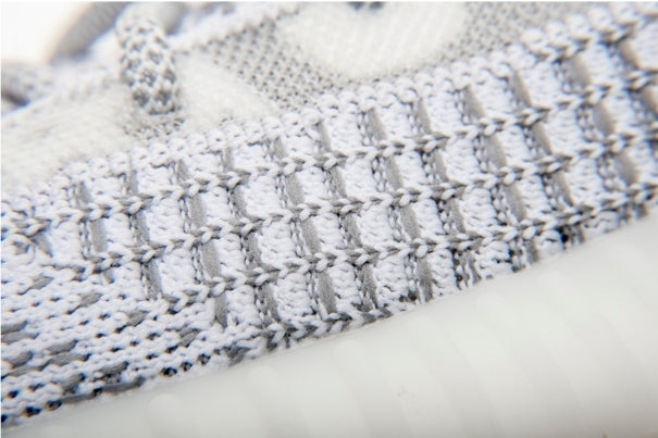 Les  Adidas Yeezy 350 Boost V2 Mono Mist Femme ,  entre Adidas et Kanye West, sont emblématiques pour leur design innovant et leur confort inégalé.