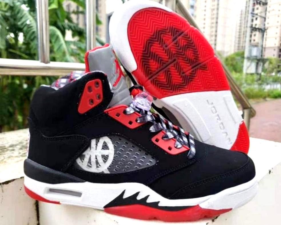 Les baskets Air Jordan 5 offrent un style audacieux et une performance exceptionnelle. leur design unique emblématique. Pas cher. Le moins cher. 