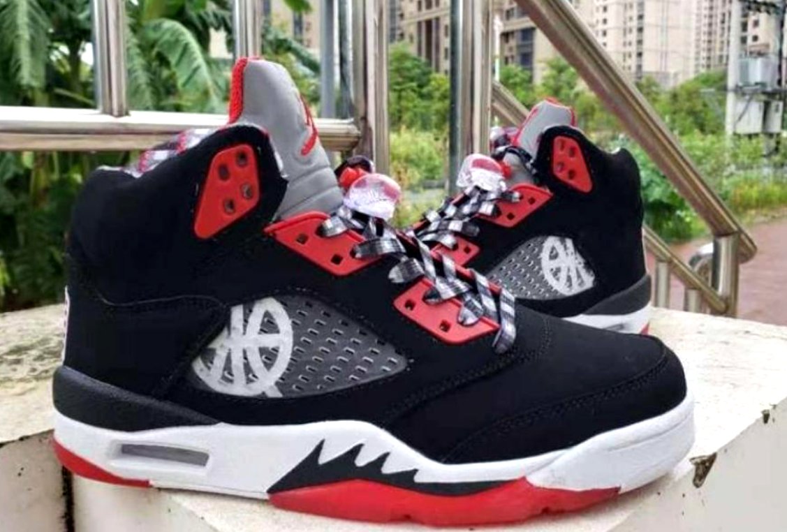 Les baskets Air Jordan 5 offrent un style audacieux et une performance exceptionnelle. leur design unique emblématique. Pas cher. Le moins cher. 