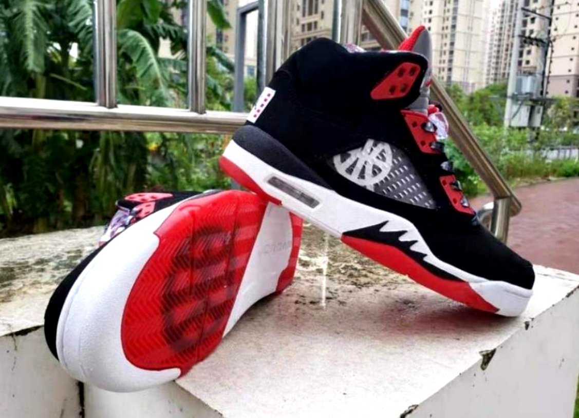 Les baskets Air Jordan 5 offrent un style audacieux et une performance exceptionnelle. leur design unique emblématique. Pas cher. Le moins cher. 