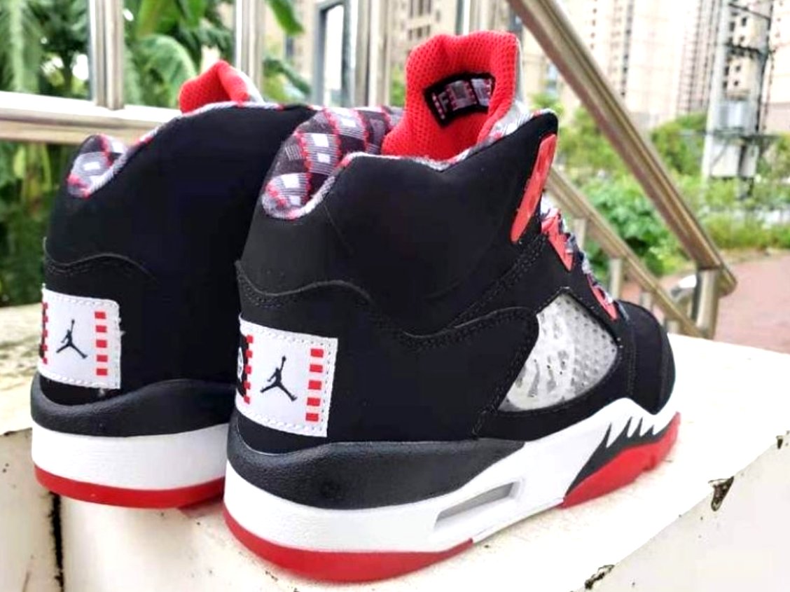 Les baskets Air Jordan 5 offrent un style audacieux et une performance exceptionnelle. leur design unique emblématique. Pas cher. Le moins cher. 