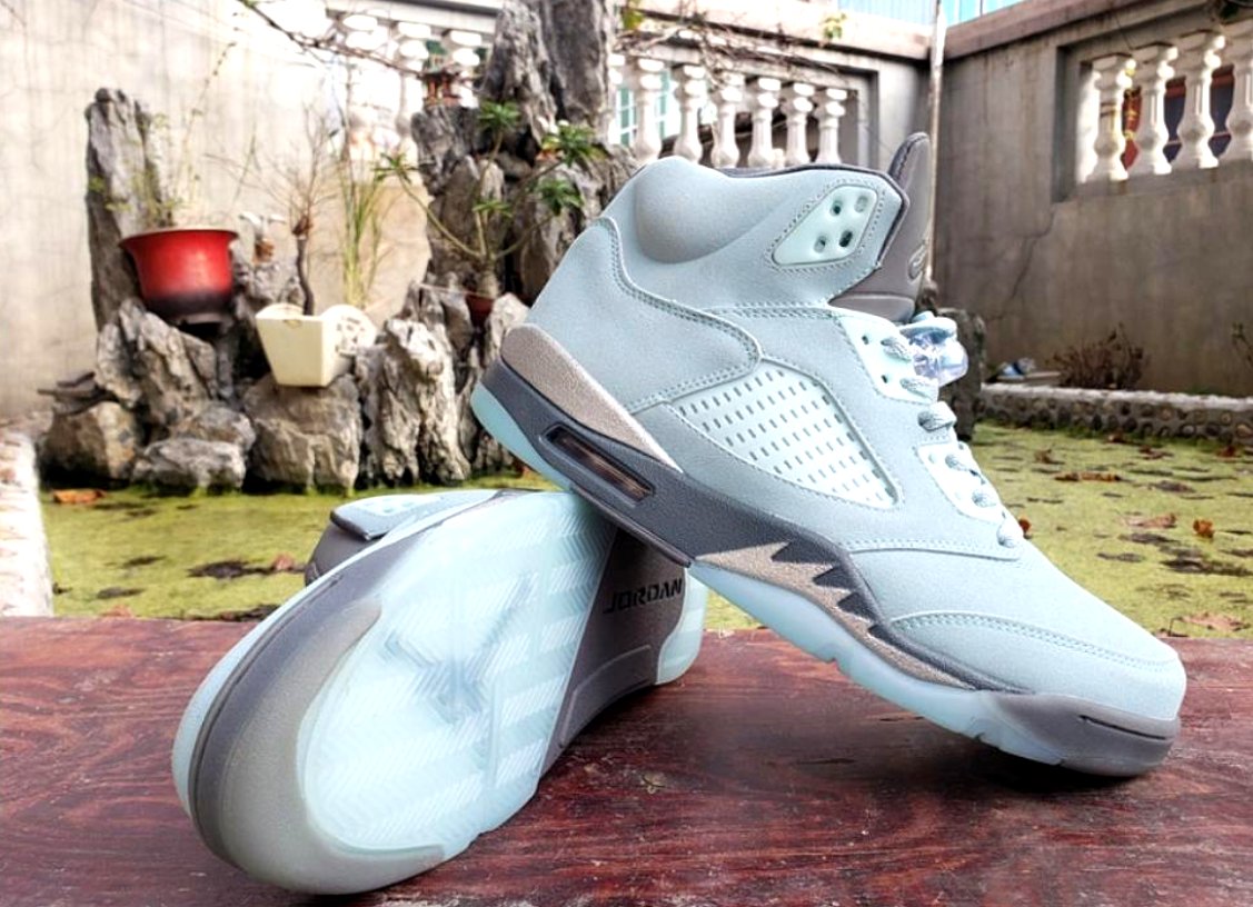 Les baskets Air Jordan 5 offrent un style audacieux et une performance exceptionnelle. leur design unique emblématique. Pas cher. Le moins cher. 