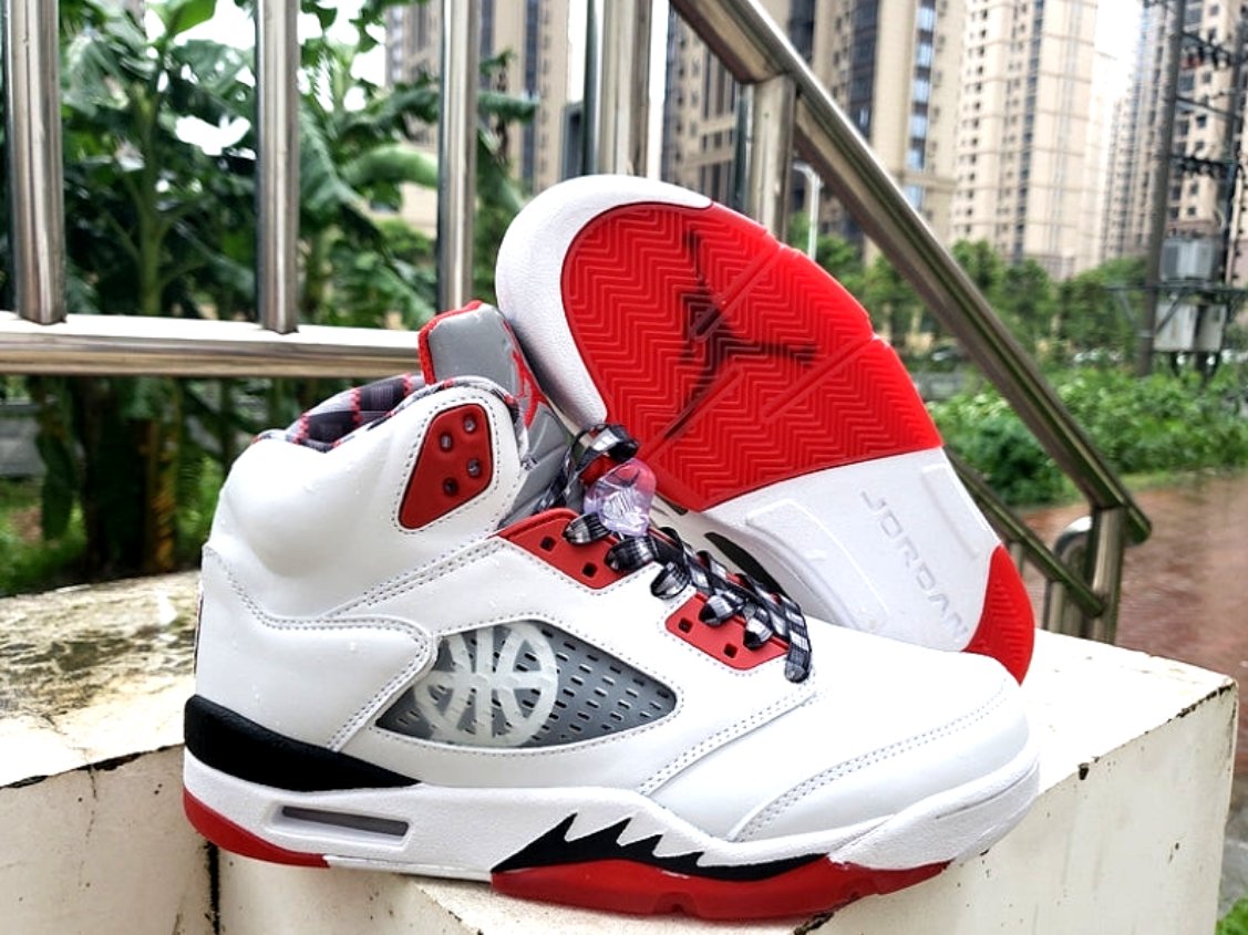 Les baskets Air Jordan 5 offrent un style audacieux et une performance exceptionnelle. leur design unique emblématique. Pas cher. Le moins cher. 