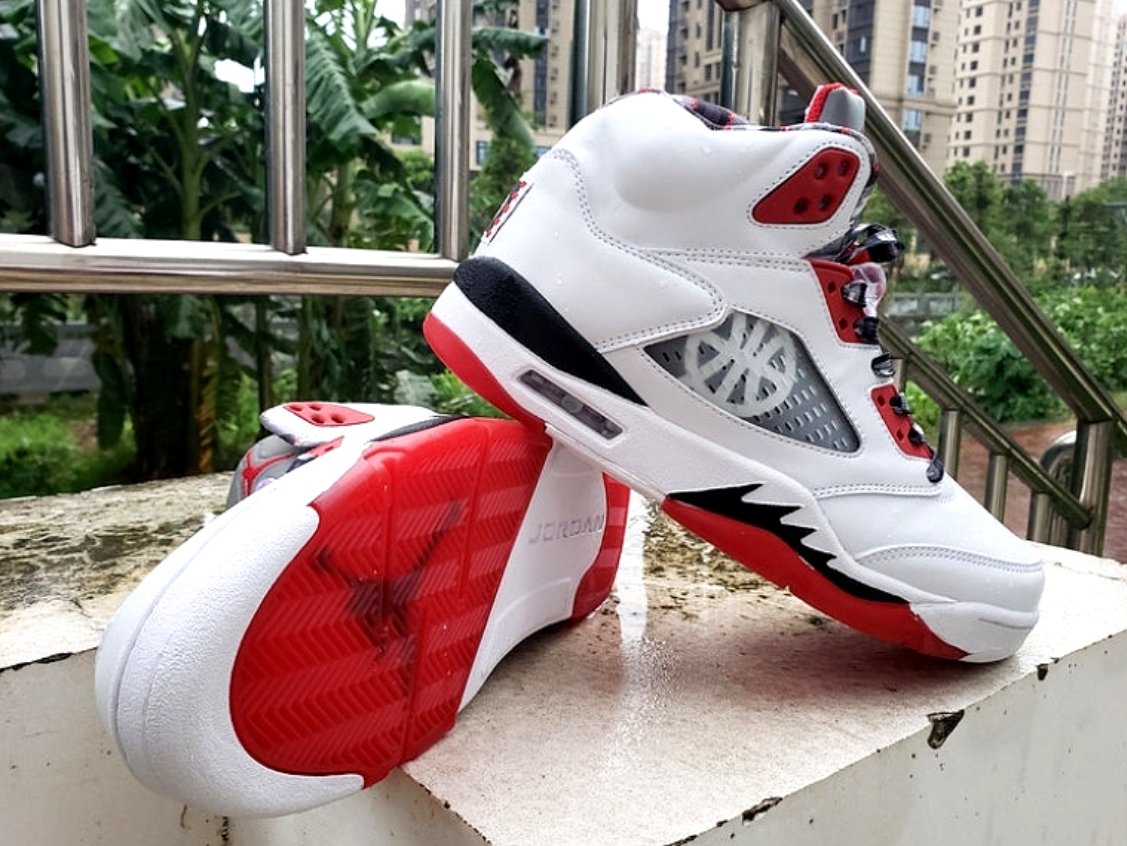 Les baskets Air Jordan 5 offrent un style audacieux et une performance exceptionnelle. leur design unique emblématique. Pas cher. Le moins cher. 