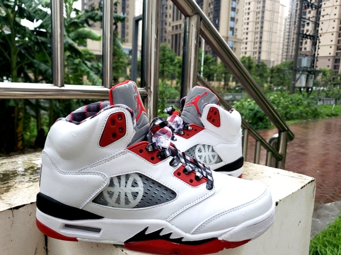 Les baskets Air Jordan 5 offrent un style audacieux et une performance exceptionnelle. leur design unique emblématique. Pas cher. Le moins cher. 