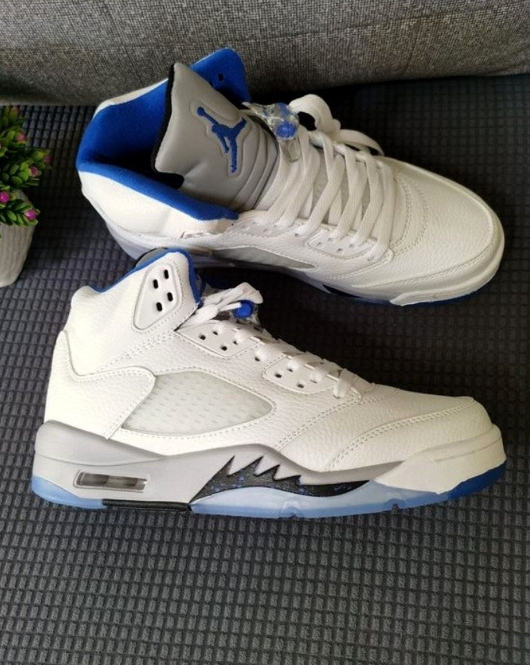 Les baskets Air Jordan 5 offrent un style audacieux et une performance exceptionnelle. leur design unique emblématique. Pas cher. Le moins cher. 