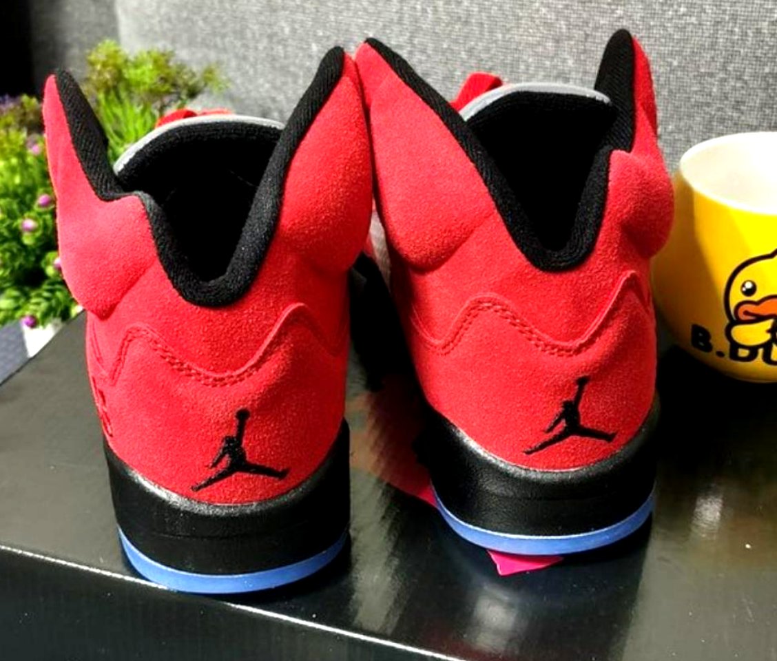 Les baskets Air Jordan 5 offrent un style audacieux et une performance exceptionnelle. leur design unique emblématique. Pas cher. Le moins cher. 
