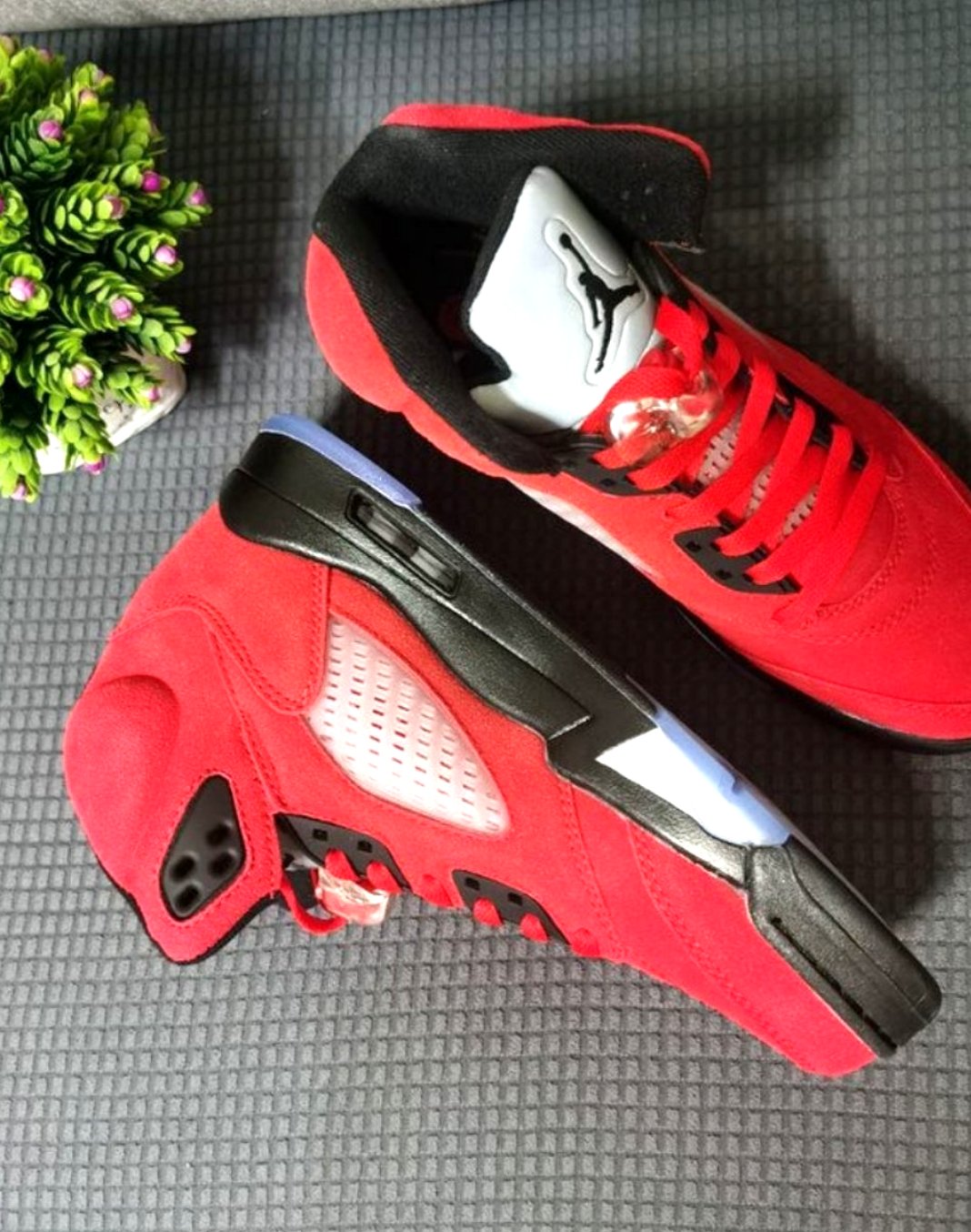 Les baskets Air Jordan 5 offrent un style audacieux et une performance exceptionnelle. leur design unique emblématique. Pas cher. Le moins cher. 