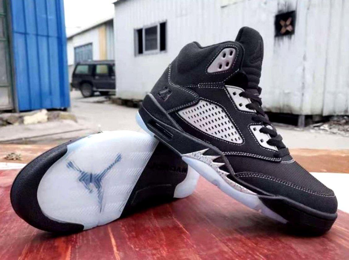 Les baskets Air Jordan 5 offrent un style audacieux et une performance exceptionnelle. leur design unique emblématique. Pas cher. Le moins cher. 