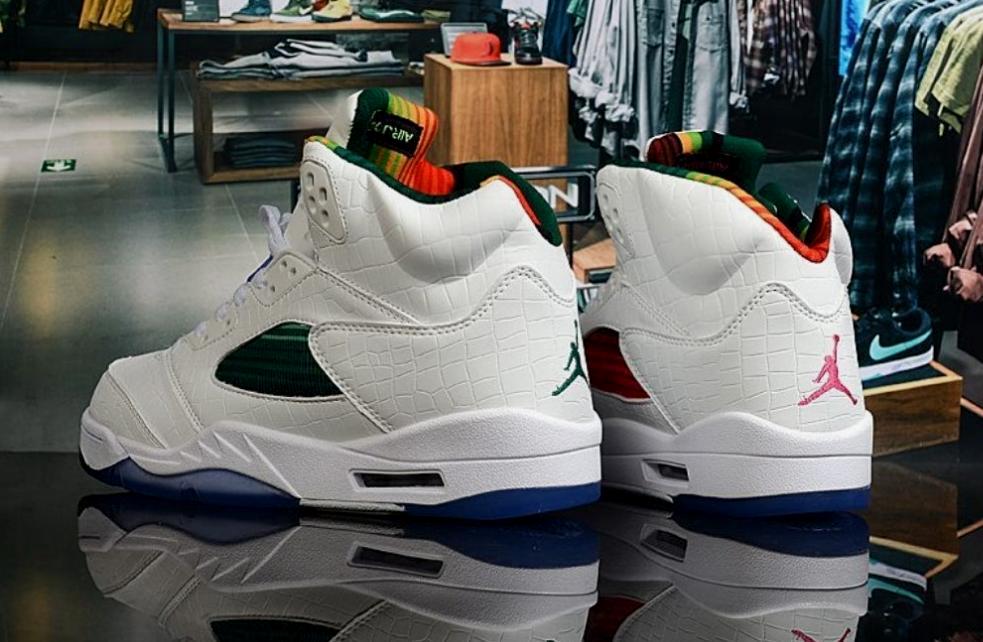 Les baskets Air Jordan 5 offrent un style audacieux et une performance exceptionnelle. leur design unique emblématique. Pas cher. Le moins cher. 