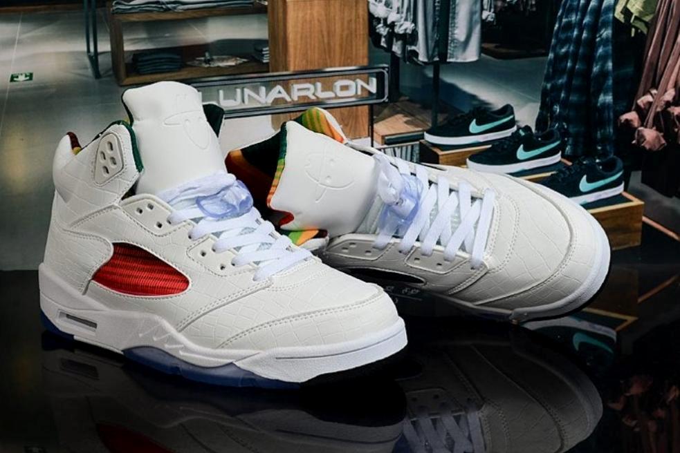 Les baskets Air Jordan 5 offrent un style audacieux et une performance exceptionnelle. leur design unique emblématique. Pas cher. Le moins cher. 