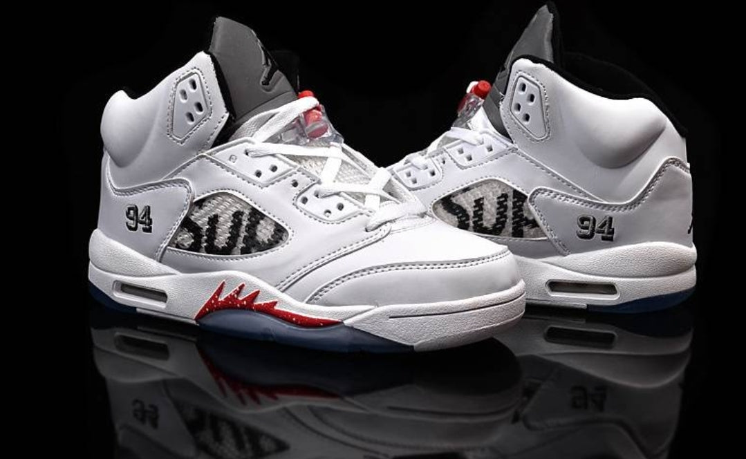 Les baskets Air Jordan 5 offrent un style audacieux et une performance exceptionnelle. leur design unique emblématique. Pas cher. Le moins cher. 