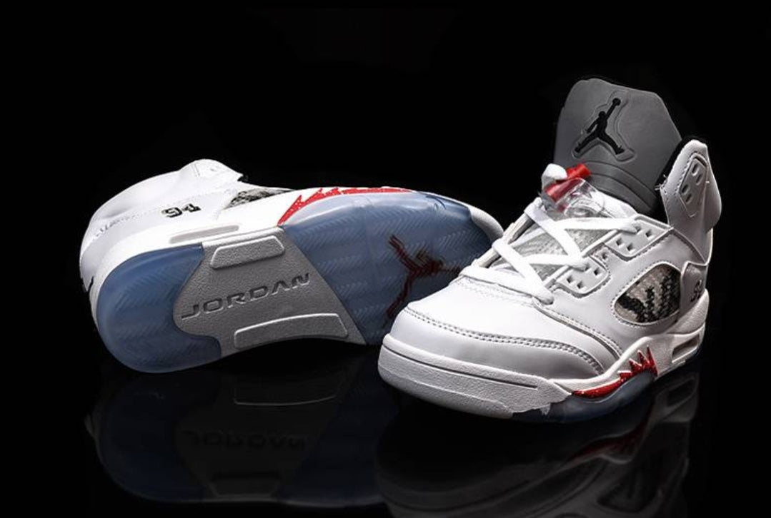 Les baskets Air Jordan 5 offrent un style audacieux et une performance exceptionnelle. leur design unique emblématique. Pas cher. Le moins cher. 