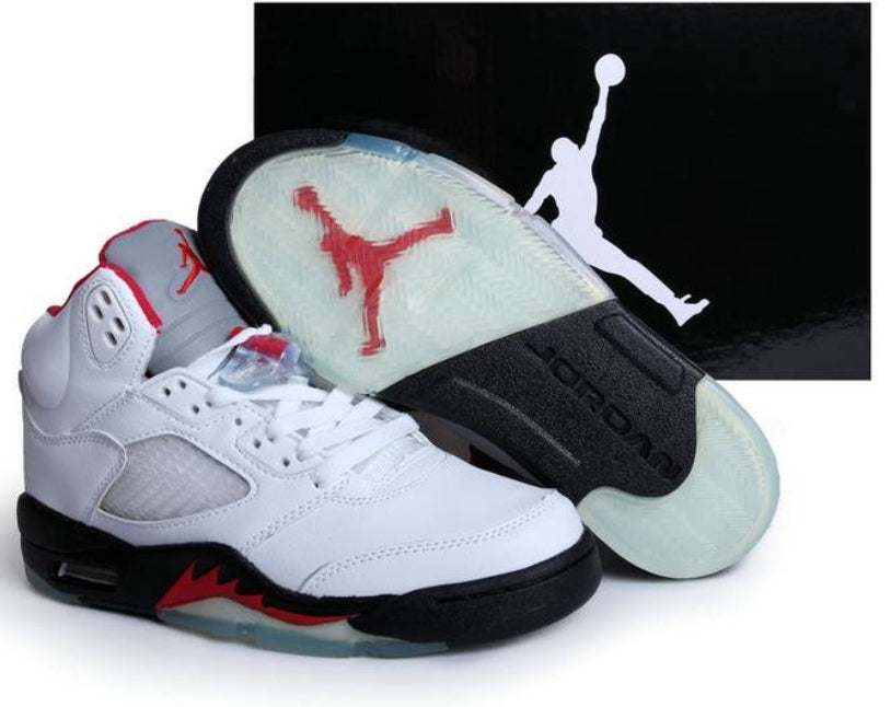 Les baskets Air Jordan 5 offrent un style audacieux et une performance exceptionnelle. leur design unique emblématique. Pas cher. Le moins cher. 