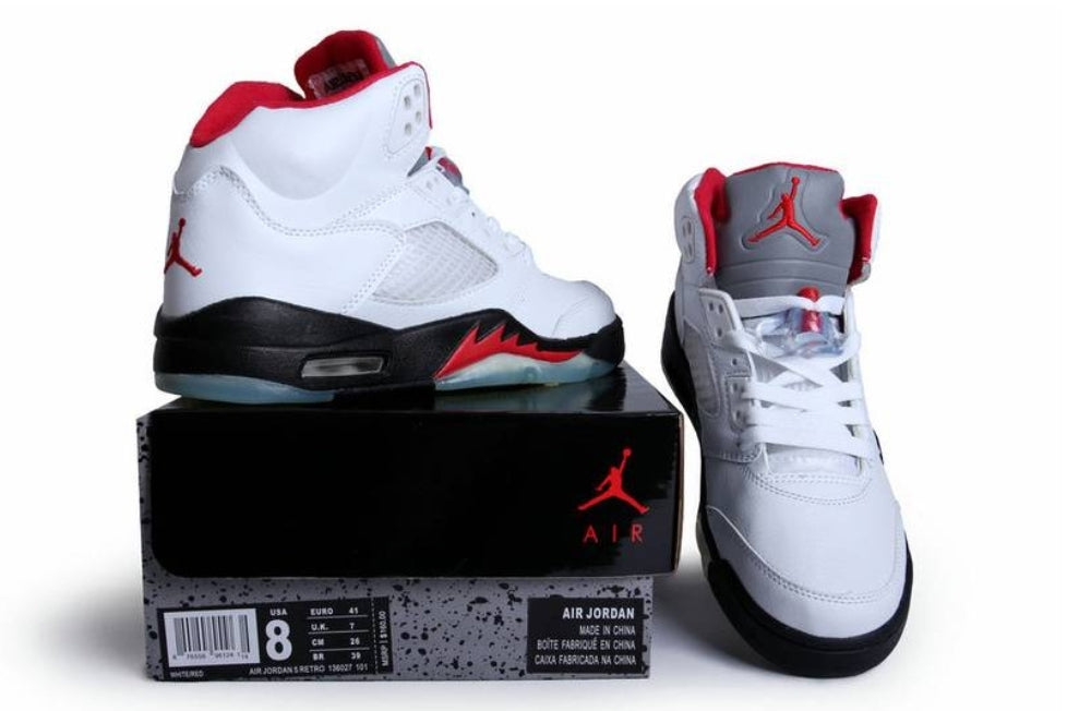 Les baskets Air Jordan 5 offrent un style audacieux et une performance exceptionnelle. leur design unique emblématique. Pas cher. Le moins cher. 