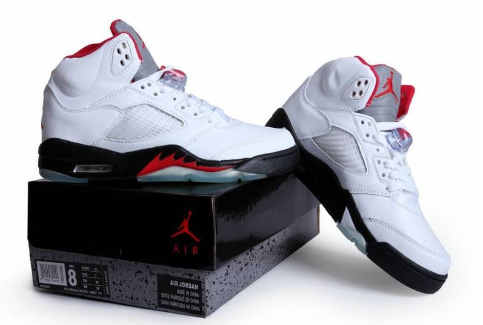 Les baskets Air Jordan 5 offrent un style audacieux et une performance exceptionnelle. leur design unique emblématique. Pas cher. Le moins cher. 