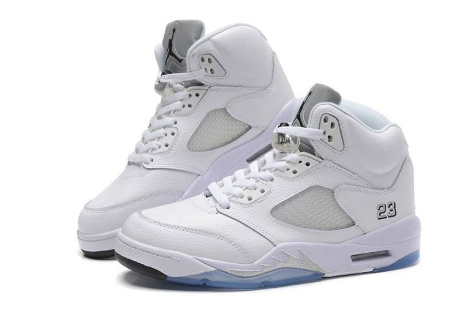 Les baskets Air Jordan 5 offrent un style audacieux et une performance exceptionnelle. leur design unique emblématique. Pas cher. Le moins cher. 