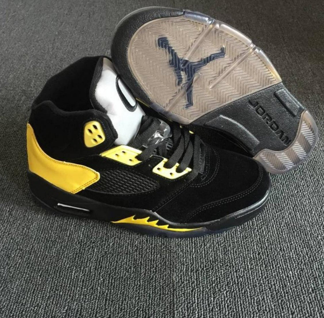 Les baskets Air Jordan 5 offrent un style audacieux et une performance exceptionnelle. leur design unique emblématique. Pas cher. Le moins cher. 