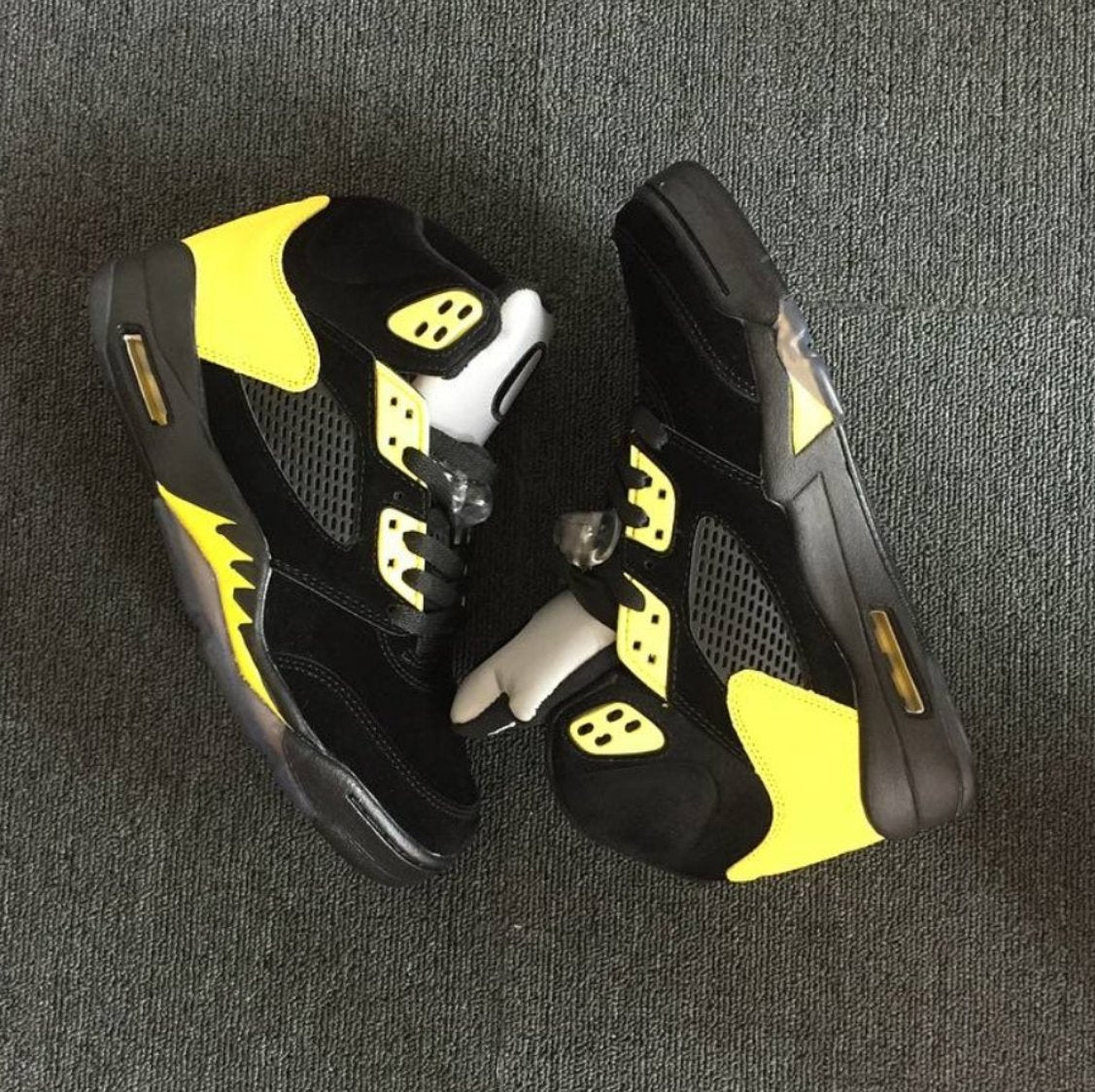 Les baskets Air Jordan 5 offrent un style audacieux et une performance exceptionnelle. leur design unique emblématique. Pas cher. Le moins cher. 