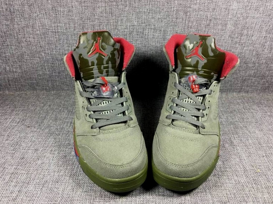 Les baskets Air Jordan 5 offrent un style audacieux et une performance exceptionnelle. leur design unique emblématique. Pas cher. Le moins cher. 
