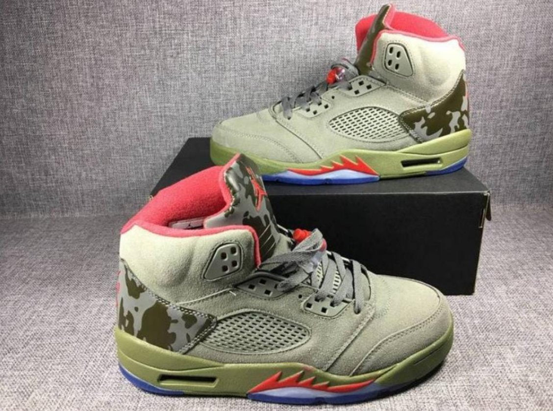 Les baskets Air Jordan 5 offrent un style audacieux et une performance exceptionnelle. leur design unique emblématique. Pas cher. Le moins cher. 