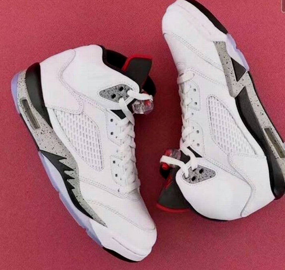 Les baskets Air Jordan 5 offrent un style audacieux et une performance exceptionnelle. leur design unique emblématique. Pas cher. Le moins cher. 