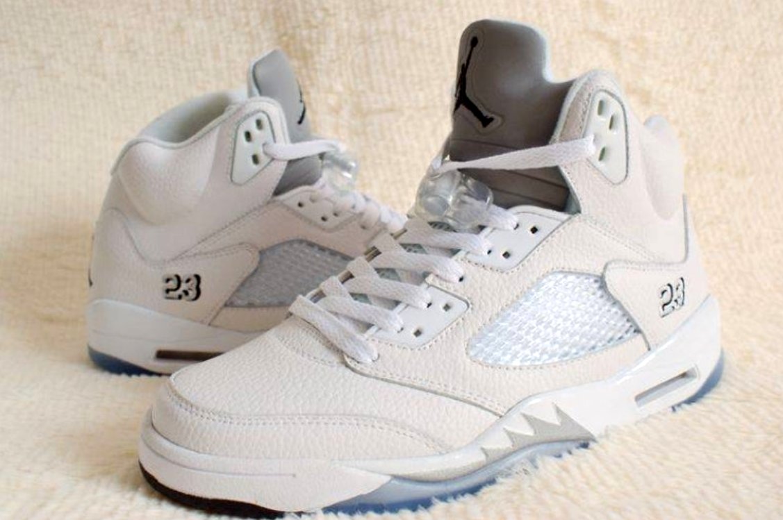 Les baskets Air Jordan 5 offrent un style audacieux et une performance exceptionnelle. leur design unique emblématique. Pas cher. Le moins cher. 