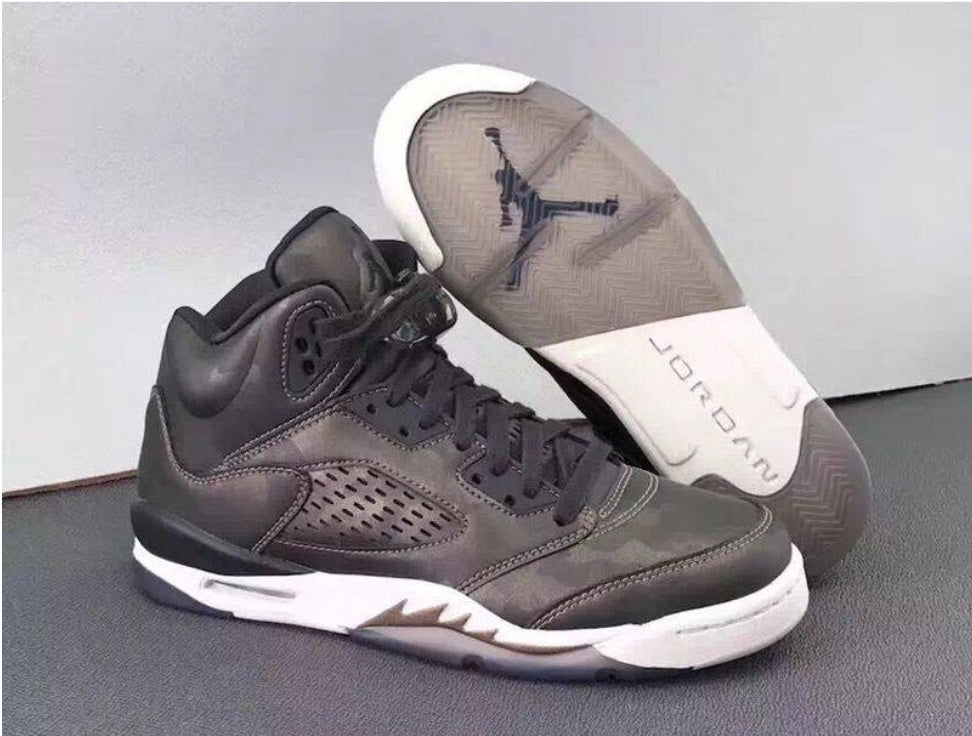 Les baskets Air Jordan 5 offrent un style audacieux et une performance exceptionnelle. leur design unique emblématique. Pas cher. Le moins cher. 