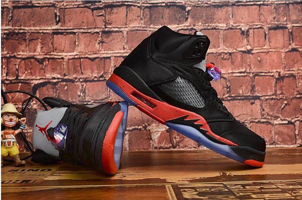 Les baskets Air Jordan 5 offrent un style audacieux et une performance exceptionnelle. leur design unique emblématique. Pas cher. Le moins cher. 