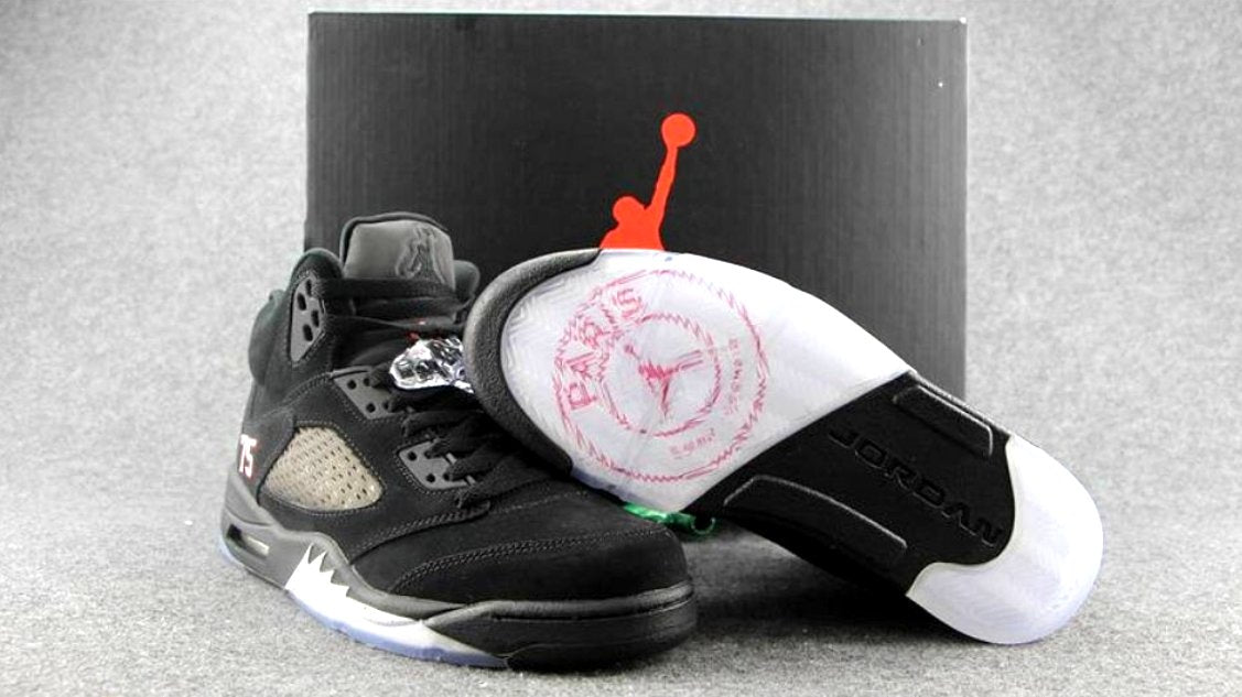 Les baskets Air Jordan 5 offrent un style audacieux et une performance exceptionnelle. leur design unique emblématique. Pas cher. Le moins cher. 