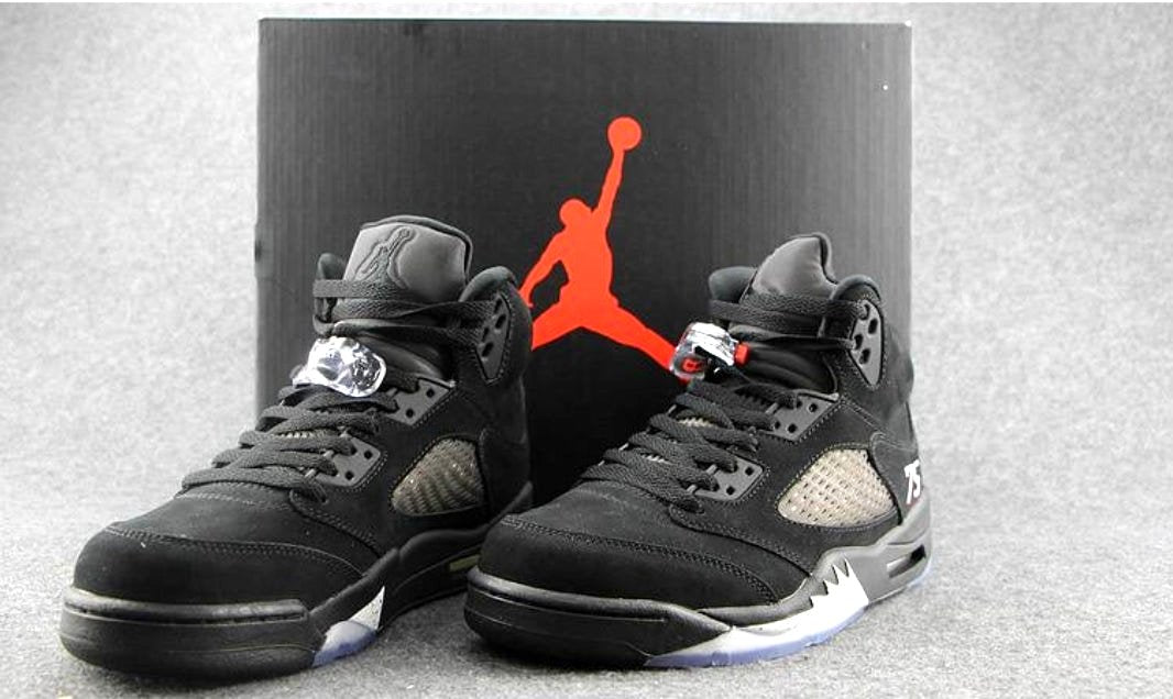 Les baskets Air Jordan 5 offrent un style audacieux et une performance exceptionnelle. leur design unique emblématique. Pas cher. Le moins cher. 