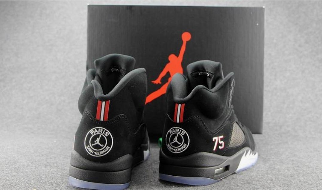 Les baskets Air Jordan 5 offrent un style audacieux et une performance exceptionnelle. leur design unique emblématique. Pas cher. Le moins cher. 