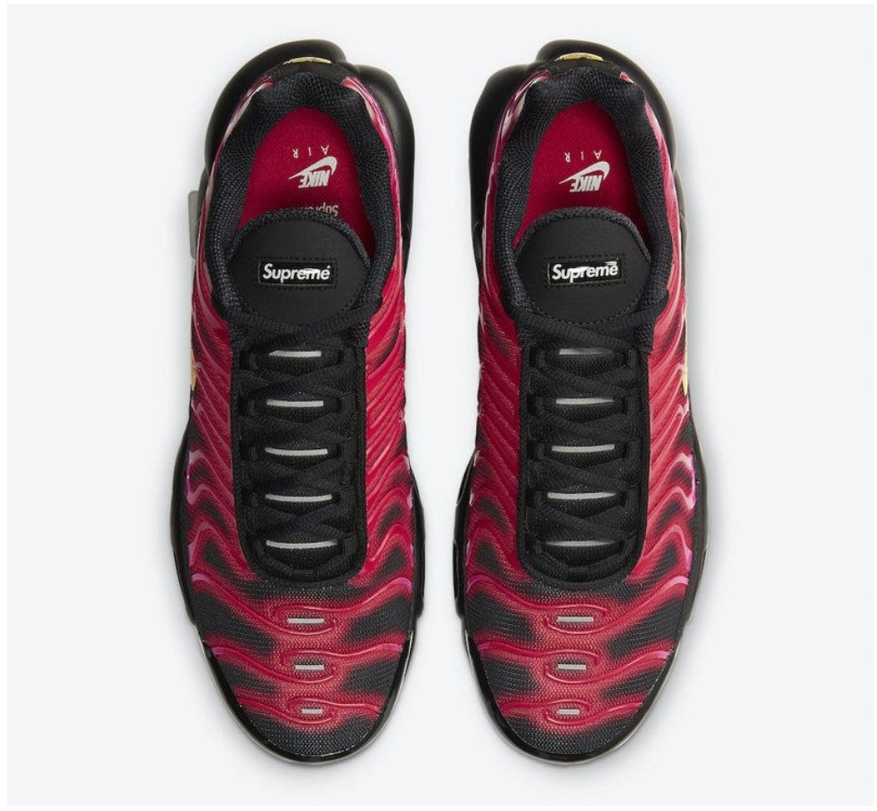 baskets Nike Air Max Plus tn  X Supreme Black Red Pink