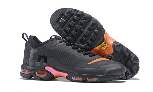 Les baskets Nike TN Mercurial incarnent un style audacieux et une performance ultime.
Par ailleurs, leur design distinctif et leur utilisation de matériaux de haute qualité en font un choix incontournable