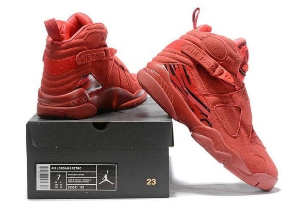 Les baskets Air Jordan 8 offrent un style audacieux et une performance exceptionnelle.

De plus, leur design distinctif et l'utilisation.