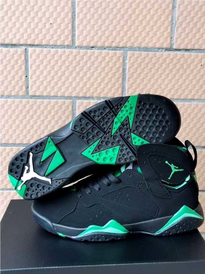 Les baskets Air Jordan 7 offrent un style iconique et une performance exceptionnelle.
  design emblématique   haute qualité. Au meilleur prix. Pas cher